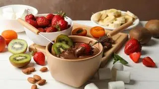 Czekoladowe fondue idealne na dzień Pokrywania Wszystkiego Czekoladą! Sprawdź, jak je przygotować