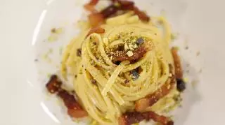 [NA JUTRO]Spaghetti alla Carbonara pistacjowa - przepis Matteo Brunettiego