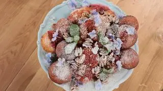 Smażone pierożki z serem pleśniowym z powidłami śliwkowymi i cukrem goździkowym. To danie Cię zaskoczy