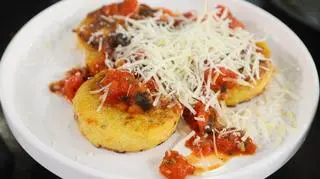 Polenta z serem pleśniowym w sosie pomidorowym z przepisu Tomasza Jakubiaka