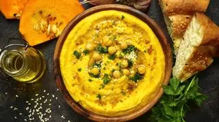 Przepis na jesienny hummus z dynią podawany z imbirem