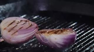 Opalanie cebuli - jak to robić bezpiecznie? Sprawdź nasze sposoby