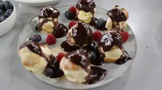 Profiterole, czyli francuskie ciasteczka z ciasta ptysiowego w wykonaniu Mikołaja Reya