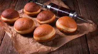Dlaczego pączki powinny mieć jasne obwódki? Jak je zrobić?