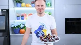 Sebastian Olma trzymający brownie czekoladowe