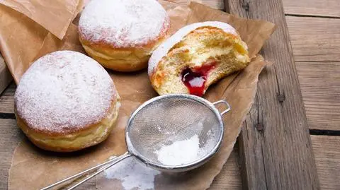Czym nadziewać pączki? Jak to robić? Poznaj kultowe smaki