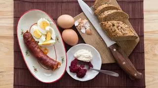 Kiełbasa, jaja i chleb wielkanocny