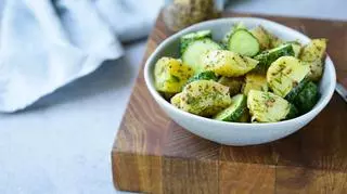 Ziemniaki w ziołach z warzywami w półmisku