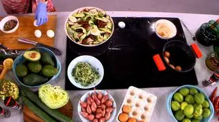 Pieczony, cytrusowy łosoś z sałatką z ogórka i rzodkiewek na ostro - przepis Darii Ładochy