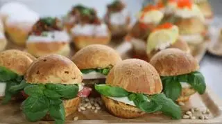 Pączki na słono z pesto bazyliowym, serem mozzarella i pomidorami z przepisu Sebastiana Olmy