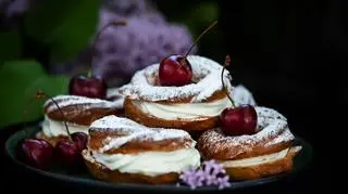 Pączki na słodko ze słonym karmelem i bitą śmietaną według przepisu Sebastiana Olmy