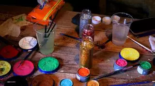 Kolorowe farby poustawiane na stole
