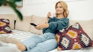 Kobieta oglądająca telewizję