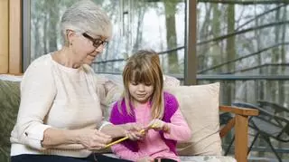 Babcia ucząca wnuczkę robić na drutach