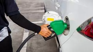 Niższe ceny paliw latem. Co zrobić, aby skorzystać z promocji?