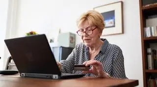 Starsza osoba robiąca zakupy przez internet