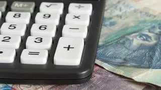 Polskie pieniądze i kalkulator