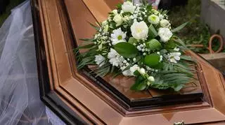 Zasiłek pogrzebowy może odciążyć Twoje finanse w przypadku śmierci bliskiej osoby. Jak się o niego ubiegać?