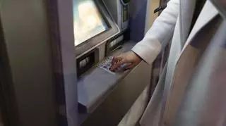 Klienci banków mogą mieć problem z wypłatą gotówki. Kto powinien szybciej wyjąć pieniądze z bankomatu?