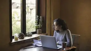 Praca zdalna, kobieta przy komputerze