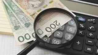 Pieniądze i kalkulator na stole