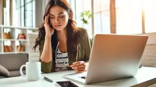Zmęczona kobieta w pracy przy komputerze
