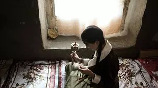 Tybetanka modląca się w pokoju