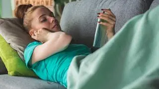 TikTok pomoże nauczyć się języka! Jak działają mikrolekcje w aplikacji?