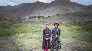 Tybetańskie małżeństwo na tle gór