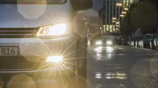 Policja sprawdza oświetlenie w samochodach. Mandat za niesprawny reflektor może być dotkliwy