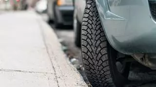 Zakaz parkowania na chodnikach? Nowe przepisy będą obowiązywać od września