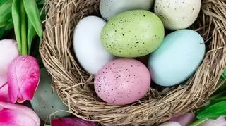 Barwienie jajek - naturalne i domowe sposoby. Wszystkie potrzebne składniki znajdziesz w kuchni