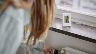 Oszczędzanie energii, kiedy nie ma nas w domu. Co warto zrobić, aby zużyć mniej prądu?