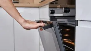 Trik na ogrzewanie domu przy użyciu piekarnika. Jak się ogrzać jesienią?