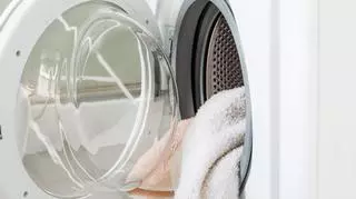 Białe pranie w pralce