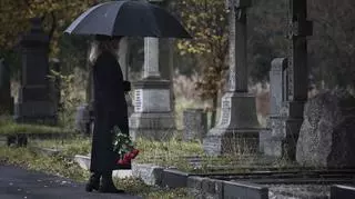 Czego nie wolno robić na cmentarzach? Według wierzeń za te zachowania może czekać nas surowa kara