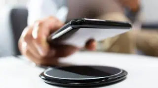 Ładowanie indukcyjne telefonu – poradnik dla ciekawskich