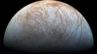 Zdjęcia Europy - sonda Juno pokazała szczegółowy obraz księżyca Jowisza. Tak dokładnych zdjęć nie widzieliśmy od 22 lat
