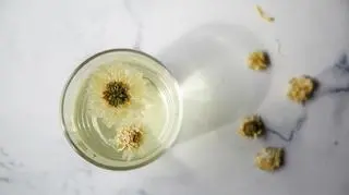 Kwiatowa herbata - przepis. Które kwiaty można dodawać do naparu?