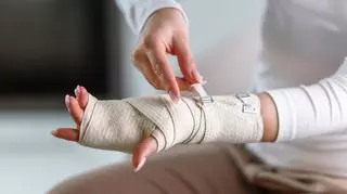 Metody bandażowania - jak je wykonywać? Jak dobrać opatrunek?