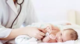 Lekarz osłuchuje niemowlę