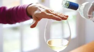 Polacy piją coraz więcej. Jak pomóc alkoholikowi wyjść z nałogu? 
