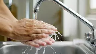 Brudne dłonie przyczyną wielu chorób. Jak prawidłowo myć ręce? 
