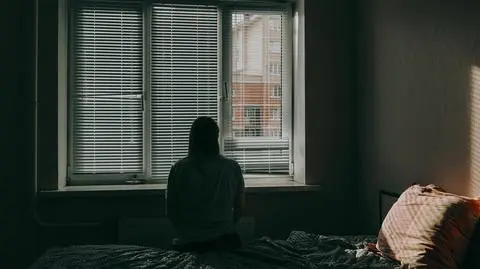 "Zaczynają mówić do siebie, wymyślać przyjaciół". Czego doświadczają osoby samotne?