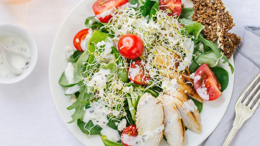 Sałatka z kurczakiem, pomidorkami, ogórkiem polana sosem