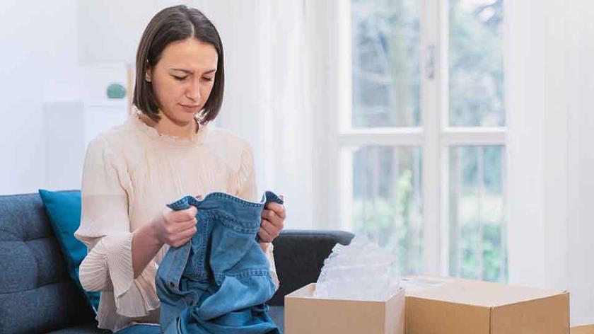 Kobieta rozpakowuje paczkę 