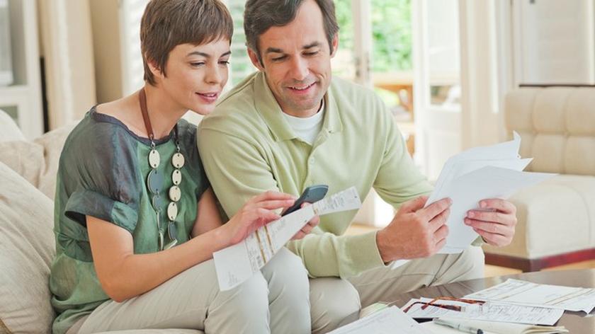 Kobieta i mężczyzna planują finanse domowe