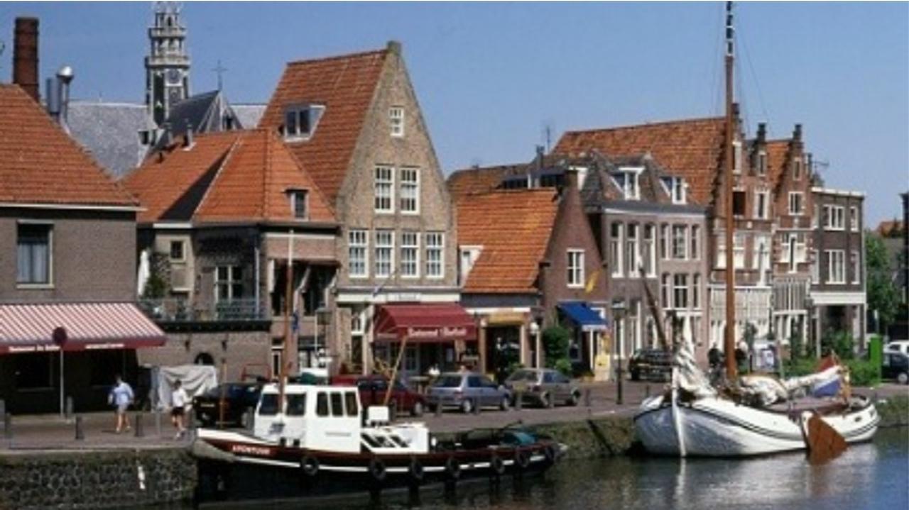 Malownicza przystań i domy w holenderskim Hoorn
