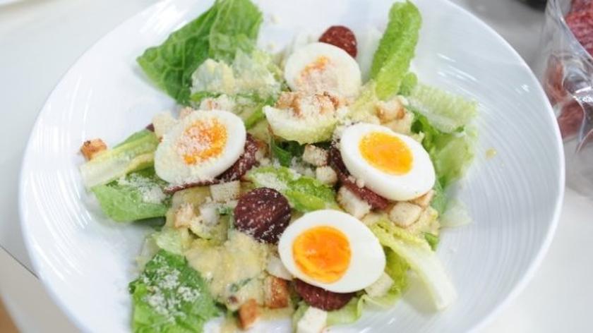 Sałata cezar z chipsami z salami 