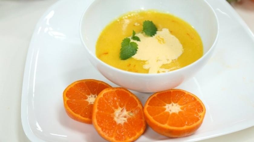 Zupa pomarańczowa z szafranem i mandarynkowym zabajone